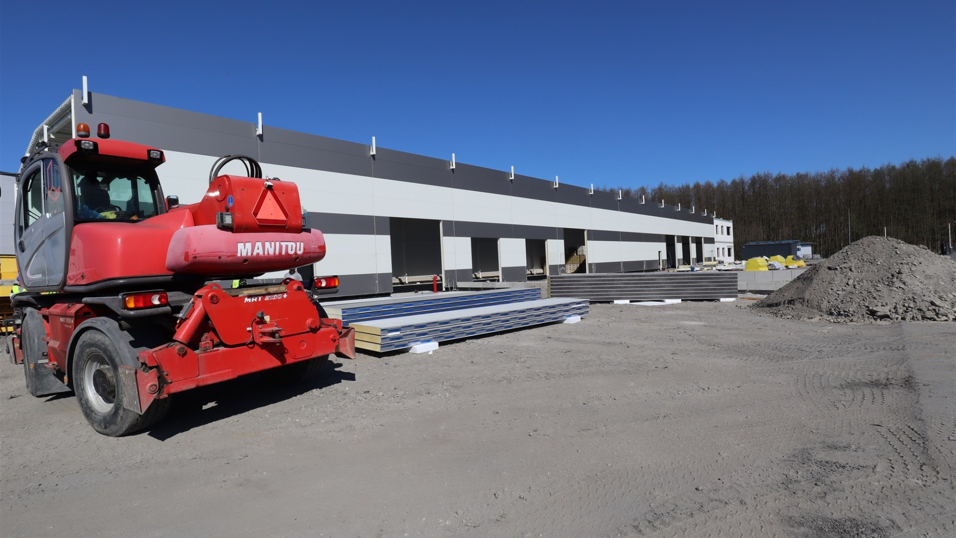 Nowoczesny magazyn z biurami - Wolframowa 12