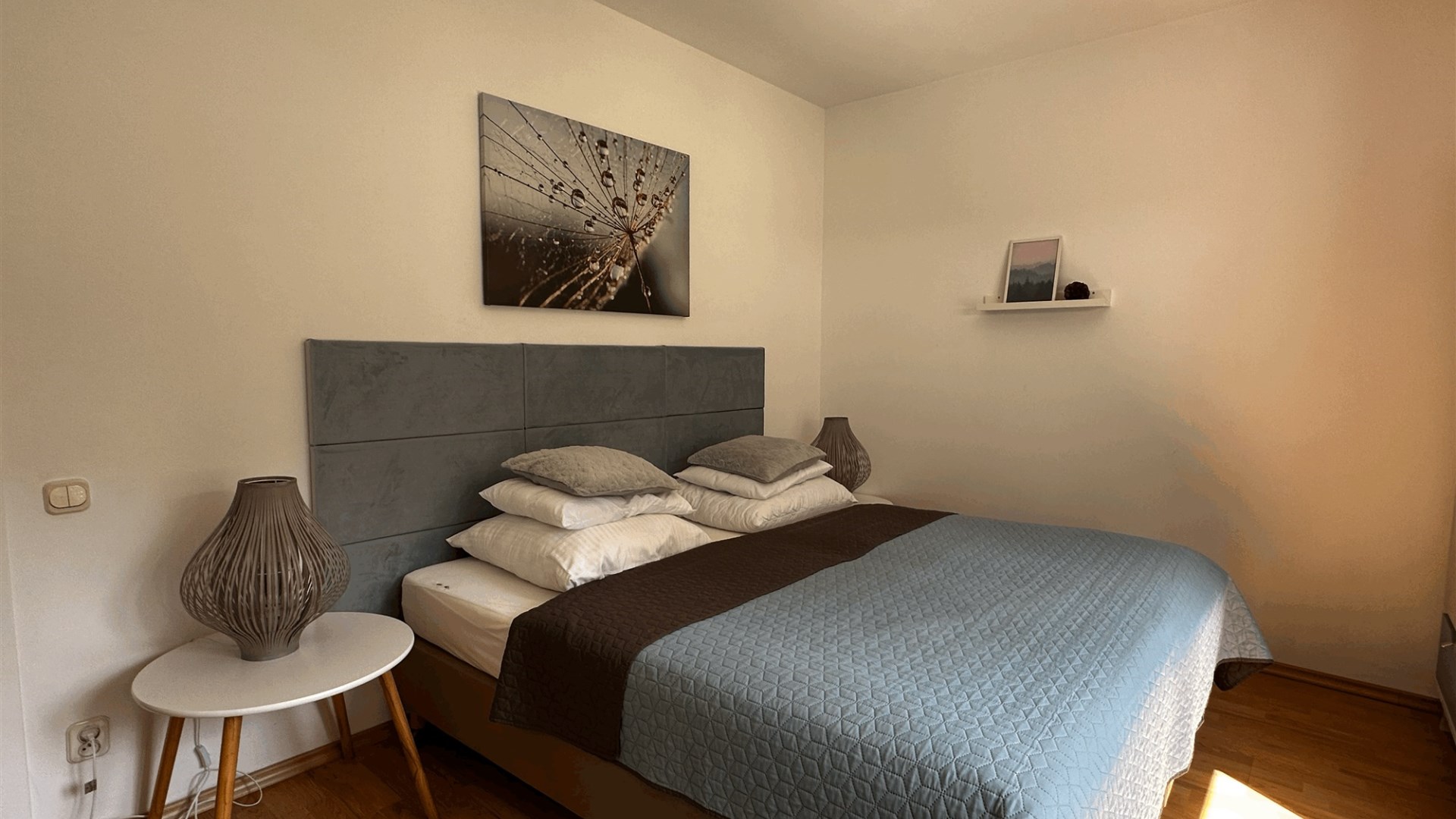 Duży dom nad jeziorem przy lesie i blisko morza.