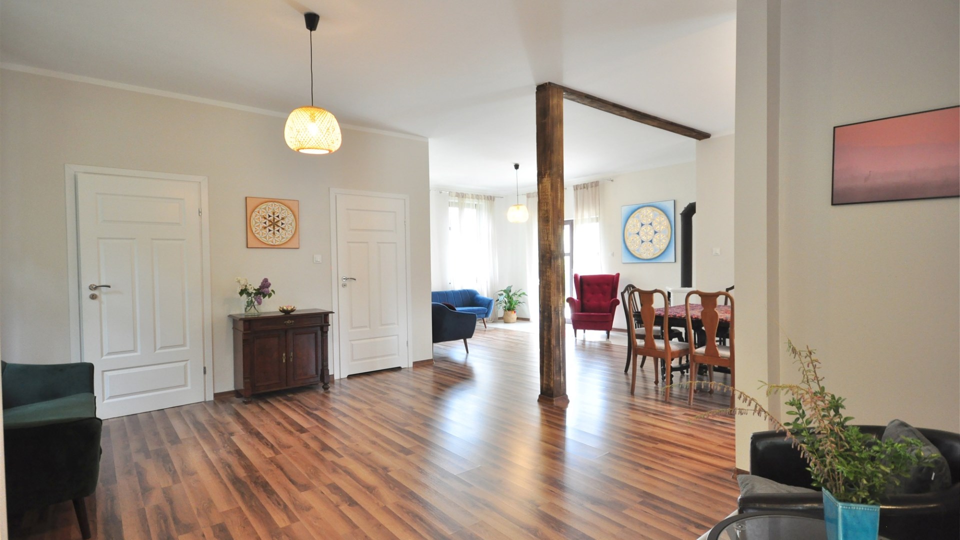 Dom z klimatem w pobliżu jeziora 