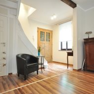 Dom z klimatem w pobliżu jeziora 