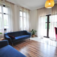 Dom z klimatem w pobliżu jeziora 