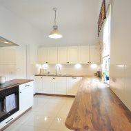 Dom z klimatem w pobliżu jeziora 