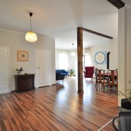 Dom z klimatem w pobliżu jeziora 