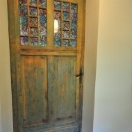 Dom z klimatem w pobliżu jeziora 