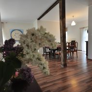 Dom z klimatem w pobliżu jeziora 