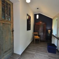 Dom z klimatem w pobliżu jeziora 