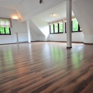 Dom z klimatem w pobliżu jeziora 