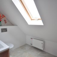 Dom z klimatem w pobliżu jeziora 