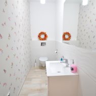 Dom z klimatem w pobliżu jeziora 