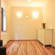 Dom z klimatem w pobliżu jeziora 