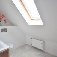 Dom z klimatem w pobliżu jeziora 