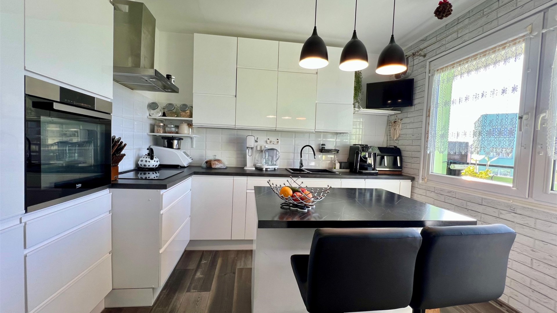 Przestronne i jasne z dużym balkonem typu loggia 