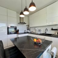 Przestronne i jasne z dużym balkonem typu loggia 