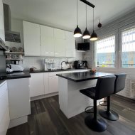 Przestronne i jasne z dużym balkonem typu loggia 