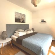 Duży dom nad jeziorem przy lesie i blisko morza.