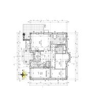 Duży dom nad jeziorem przy lesie i blisko morza.