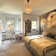 Duży dom nad jeziorem przy lesie i blisko morza.