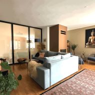 Duży dom nad jeziorem przy lesie i blisko morza.