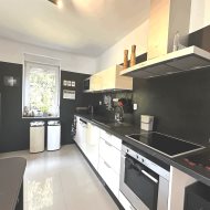 Duży dom nad jeziorem przy lesie i blisko morza.