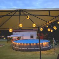 Duży dom nad jeziorem przy lesie i blisko morza.