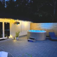 Duży dom nad jeziorem przy lesie i blisko morza.