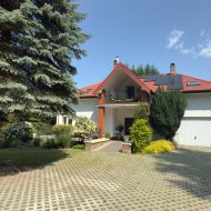 Duży dom nad jeziorem przy lesie i blisko morza.