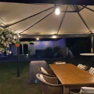 Duży dom nad jeziorem przy lesie i blisko morza.