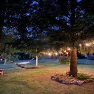 Duży dom nad jeziorem przy lesie i blisko morza.