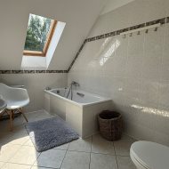 Duży dom nad jeziorem przy lesie i blisko morza.