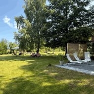 Duży dom nad jeziorem przy lesie i blisko morza.