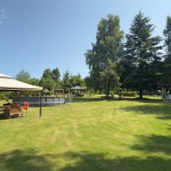 Duży dom nad jeziorem przy lesie i blisko morza.