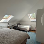 Duży dom nad jeziorem przy lesie i blisko morza.