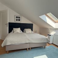 Duży dom nad jeziorem przy lesie i blisko morza.