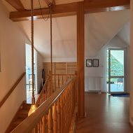 Duży dom nad jeziorem przy lesie i blisko morza.