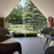 Duży dom nad jeziorem przy lesie i blisko morza.