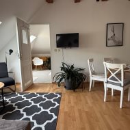 Duży dom nad jeziorem przy lesie i blisko morza.