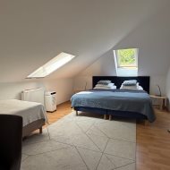 Duży dom nad jeziorem przy lesie i blisko morza.