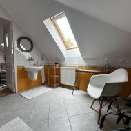 Duży dom nad jeziorem przy lesie i blisko morza.