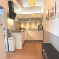 Duży dom nad jeziorem przy lesie i blisko morza.