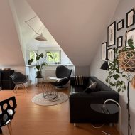 Duży dom nad jeziorem przy lesie i blisko morza.