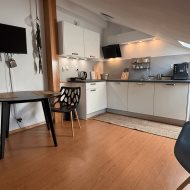 Duży dom nad jeziorem przy lesie i blisko morza.