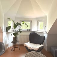 Duży dom nad jeziorem przy lesie i blisko morza.