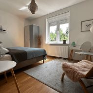 Duży dom nad jeziorem przy lesie i blisko morza.