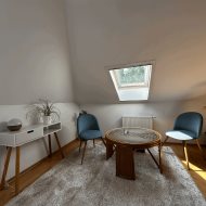 Duży dom nad jeziorem przy lesie i blisko morza.