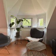 Duży dom nad jeziorem przy lesie i blisko morza.