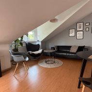 Duży dom nad jeziorem przy lesie i blisko morza.