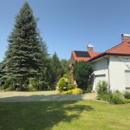 Duży dom nad jeziorem przy lesie i blisko morza.