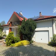 Duży dom nad jeziorem przy lesie i blisko morza.