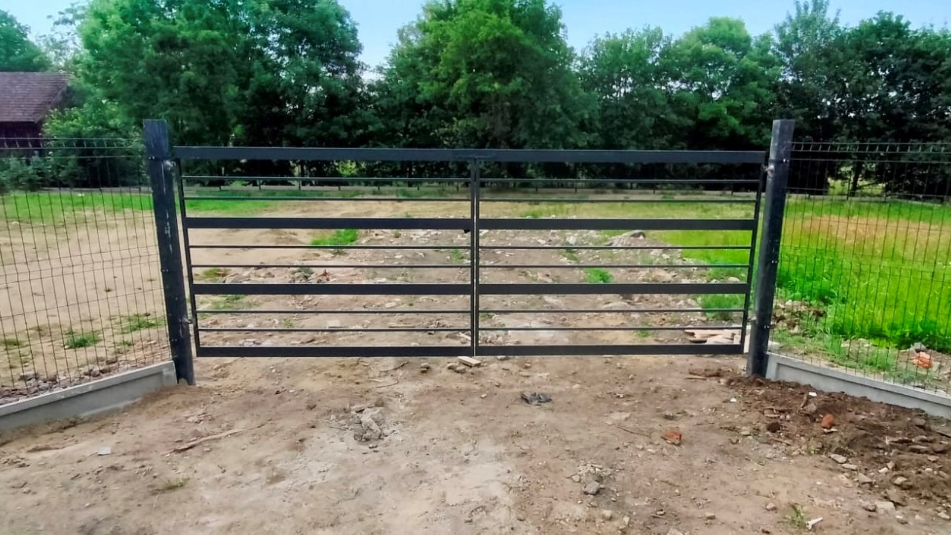 Ogrodzona działka w Świeciu Kołobrzeskim z WZ