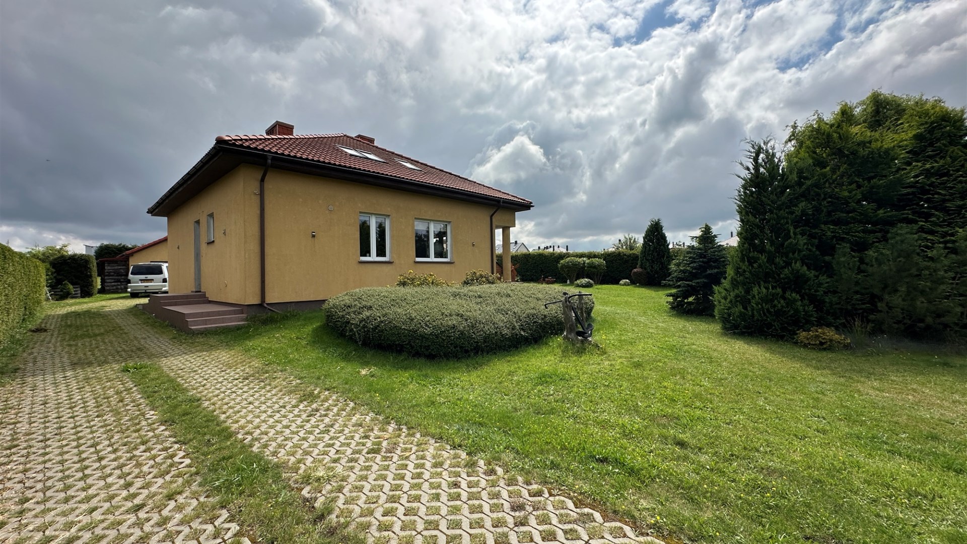 Dom jednorodzinny z osobnym garażem na 2 pojazdy